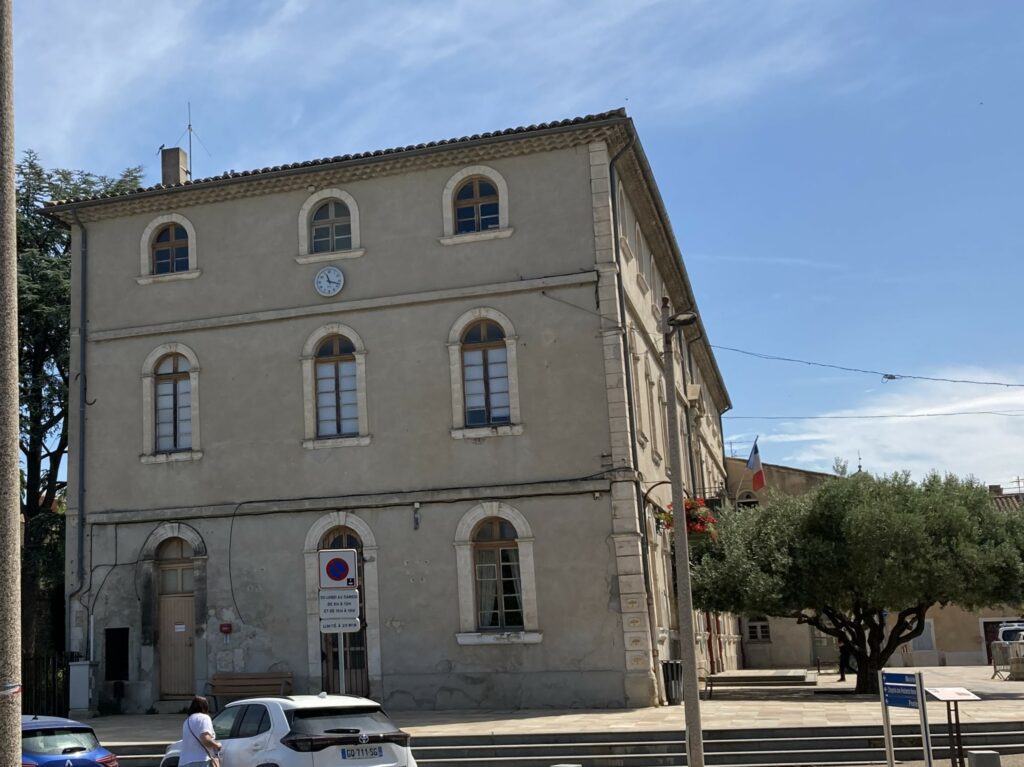 Mairie de Monteux le symbole de l'abandon de nos infrastructures.